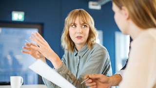 Zwei Frauen beim Meeting