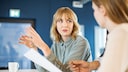 Zwei Frauen beim Meeting