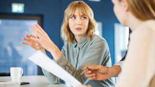 Zwei Frauen beim Meeting