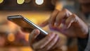 Hände mit Smartphone