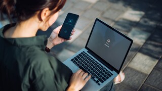 Frau versucht sich am MacBook einzuloggen