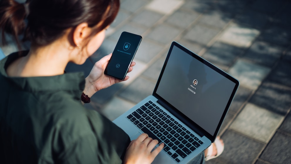 Frau versucht sich am MacBook einzuloggen