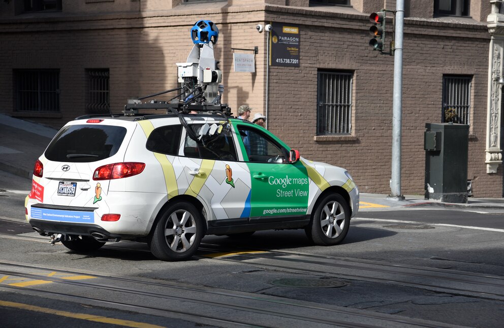 Ein Google-Maps-Street-View-Auto mit 360°-Kamera auf dem Dach.<br>Foto: Getty Images