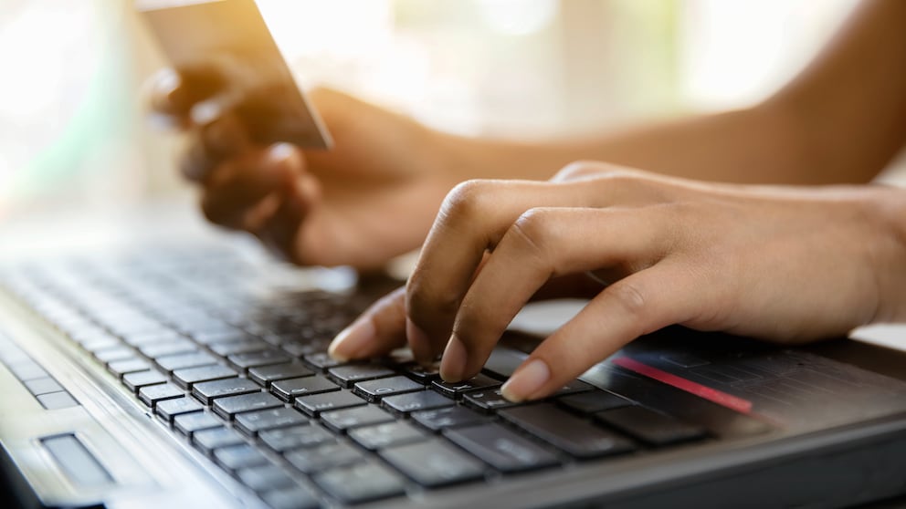 Frau beim Online-Shopping mit Laptop
