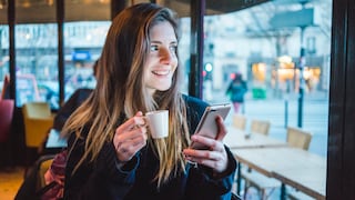 Frau im Café mit Smartphone