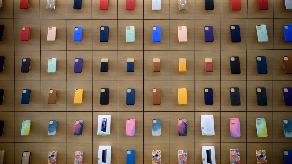 Verschiedene iPhone-Hüllen im Apple Store