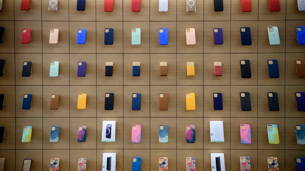 Verschiedene iPhone-Hüllen im Apple Store