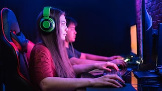 Mann und Frau vor Gaming-Computer