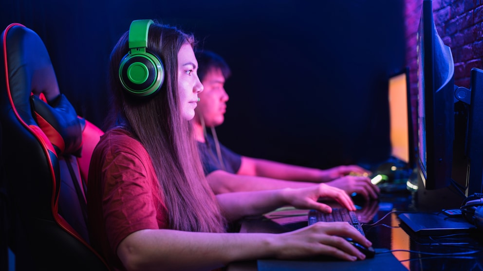 Mann und Frau vor Gaming-Computer