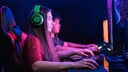 Mann und Frau vor Gaming-Computer