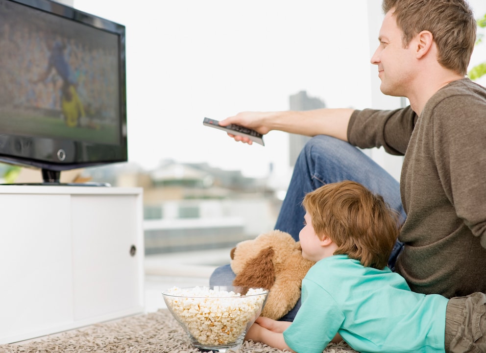 Телевизор для детей. Семья у телевизора. Дети возле телевизора. Дети с родителями у телевизора.