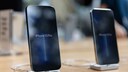 iPhone 13 Pro auf Lightning Dock im Apple Store