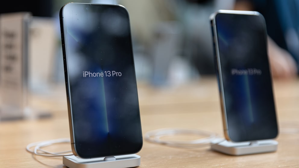 iPhone 13 Pro auf Lightning Dock im Apple Store