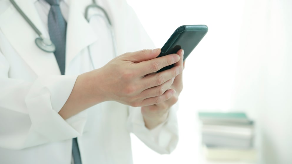 Arzt mit Smartphone