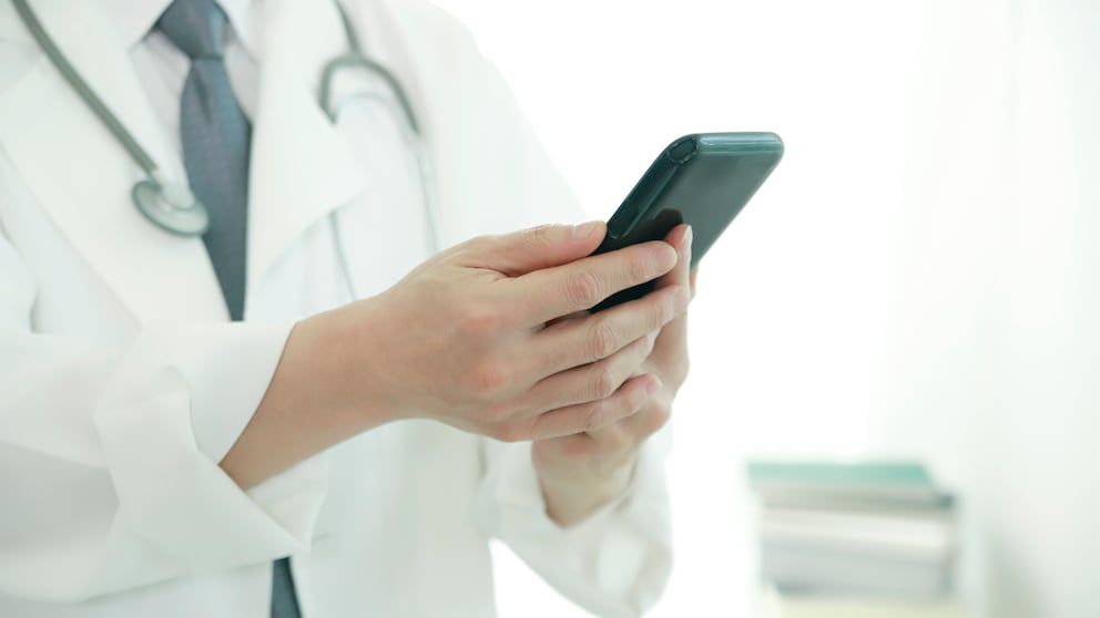 Arzt mit Smartphone