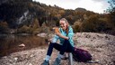 Frau im Freien mit Smartphone