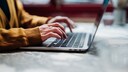 Frau mit Laptop