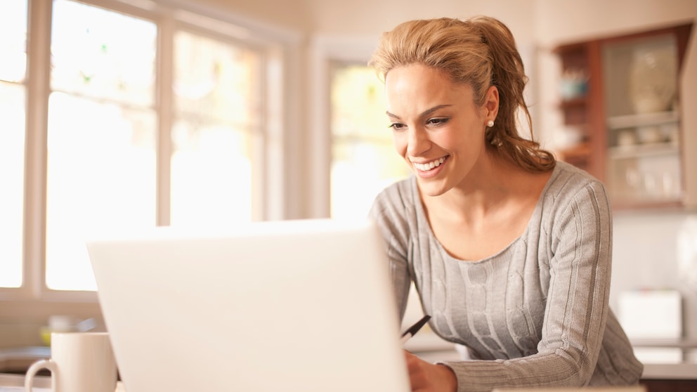 Frau beim Online-Shopping