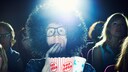 Mann im Kino mit Popcorn