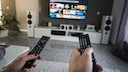 Streaming-Vergleich: Fernseher, zwei Fernbedienungen
