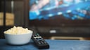 Fernsehen mit Popcorn