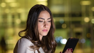Frau mit Smartphone