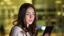Frau mit Smartphone