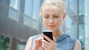 Handy Mythen im Check: Frau mit Smartphone