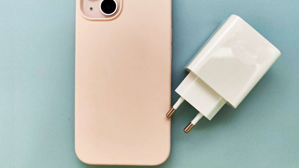 iPhone mit Netzteil