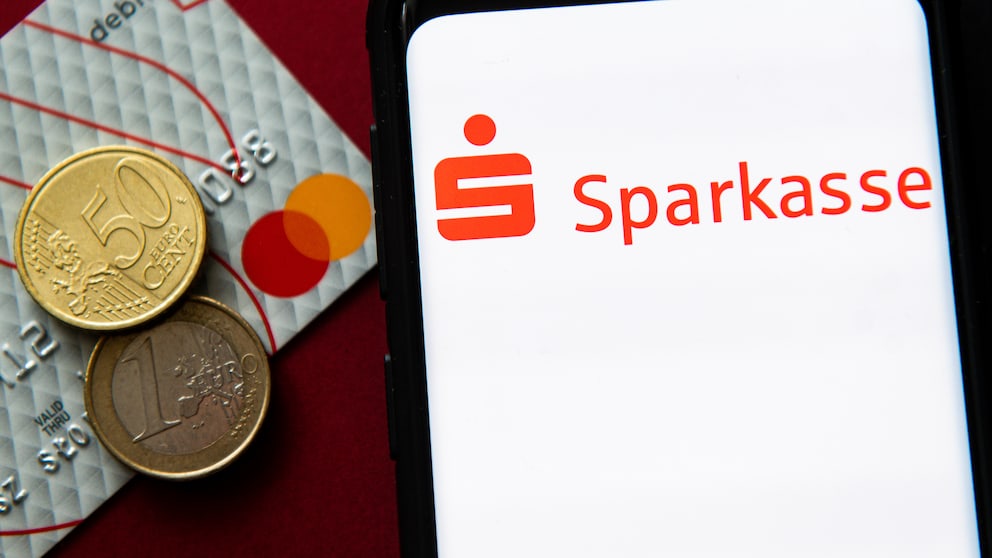 Sparkassen-App: Handy mit Sparkassen-Logo