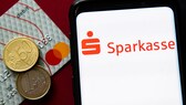 Sparkassen-App: Handy mit Sparkassen-Logo