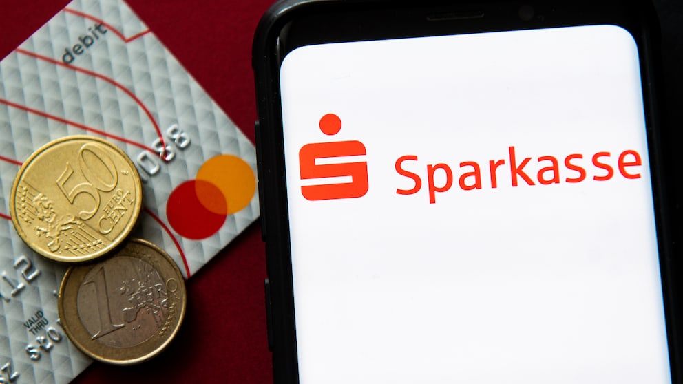 Sparkassen-App: Handy mit Sparkassen-Logo