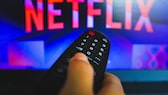 Live-Fernsehen Netflix Logo auf Fernseher mit Fernbedienung