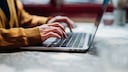 Autofill-Funktion: Nahaufnahme Frau tippt auf Laptop