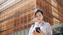 Rufumleitung: Junge Frau mit Handy