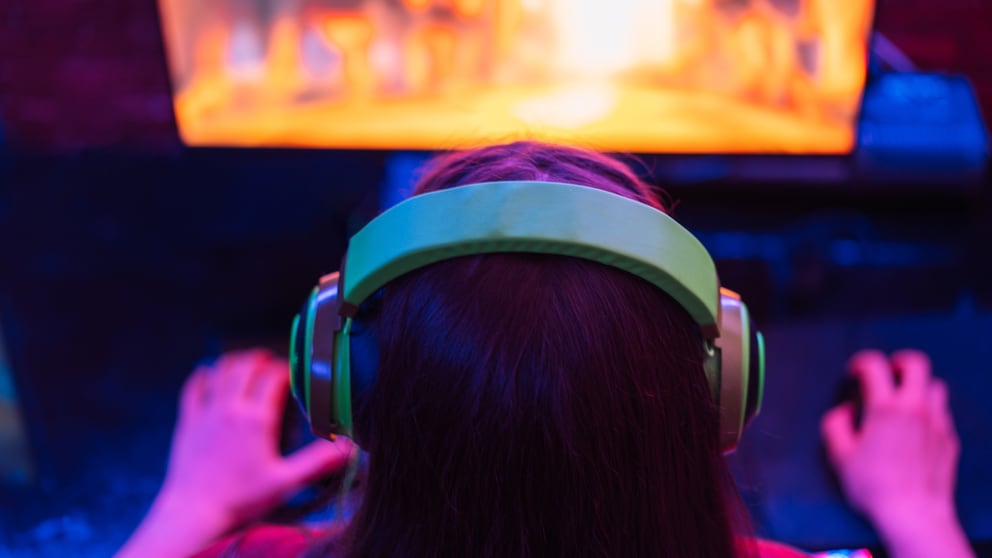 Steam Alternative: Frau von hinten beim Gaming am PC