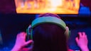 Steam Alternative: Frau von hinten beim Gaming am PC