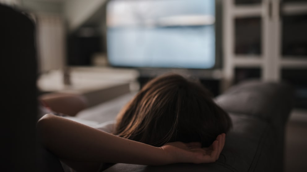 RTL+ Meinung: Frau schaut Fernsehen