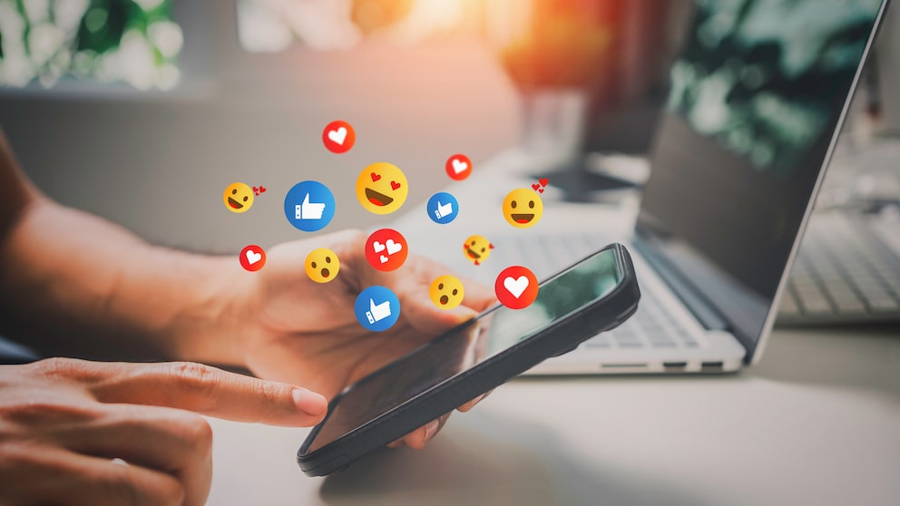 Instagram Story verpixelt: Handy mit Emojis