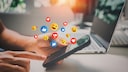 Instagram Story verpixelt: Handy mit Emojis