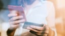 digitale Girocard: Smartphone und Kreditkarte