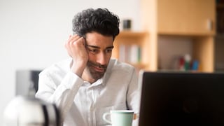 Mann frustriert vor Laptop