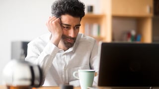 Mann frustriert vor Laptop