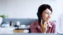 Frau telefoniert über Festnetz