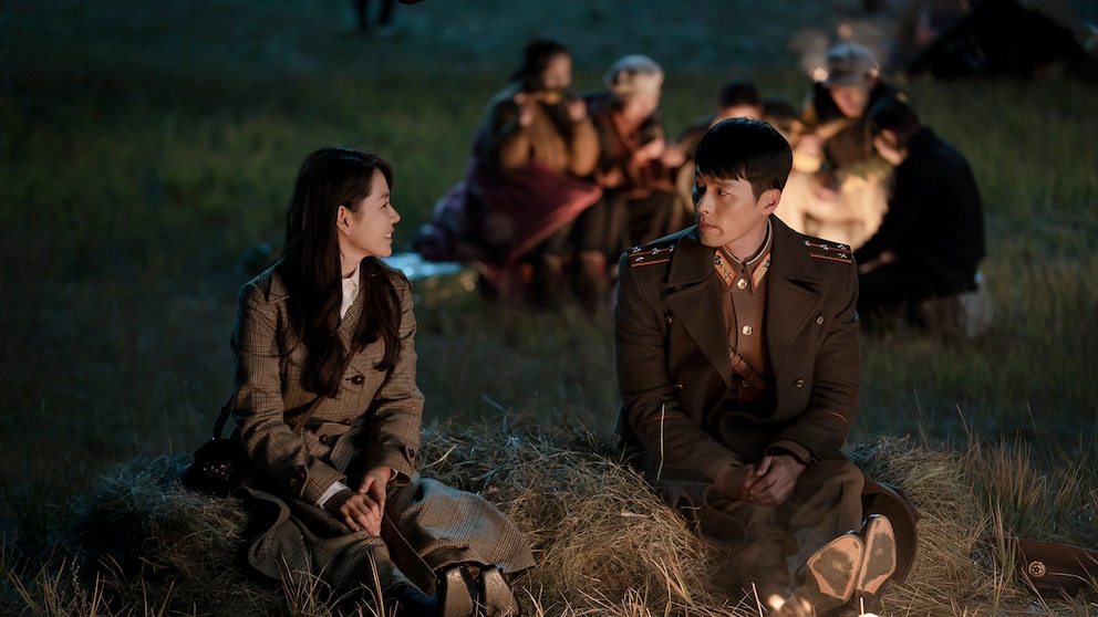 K-Dramen sehr beliebt: Netflix Vrash Landing on You Mann und Frau am Lagerfeuer