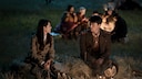 K-Dramen sehr beliebt: Netflix Vrash Landing on You Mann und Frau am Lagerfeuer