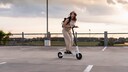 Frau auf dem E-Roller