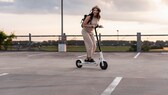 Frau auf dem E-Roller