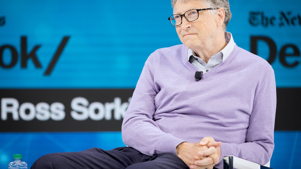 Bill Gates Smartphone: vor blauem Hintergrund