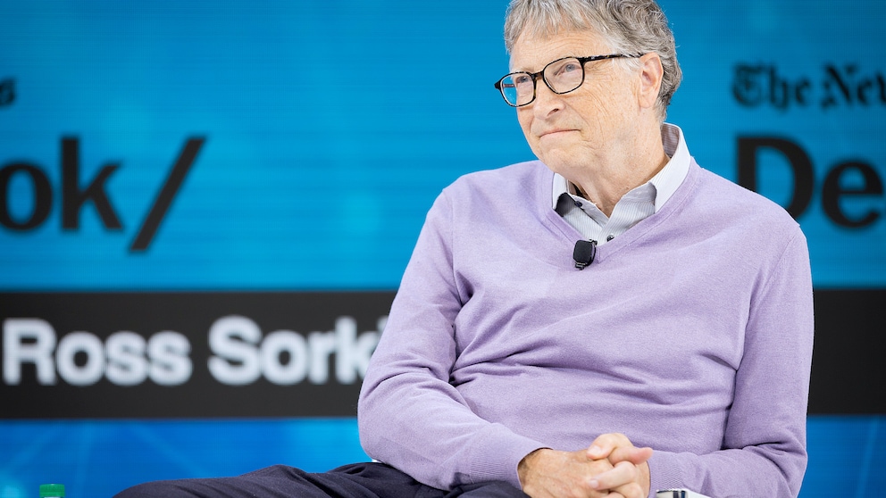 Bill Gates Smartphone: vor blauem Hintergrund